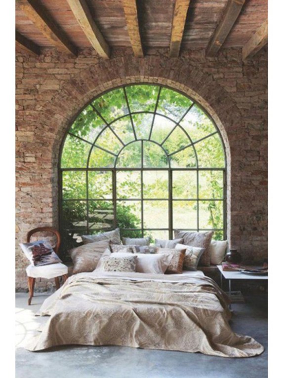 1600x2133-n-buitenmuur-en-balkenplafond-4706589-1-eng-gb-slaapkamer-met-stenen-buitenmuur-en-balkenplafond-jpg