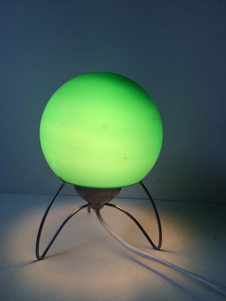 57cfd062f2cf7-gomb-alaku-zold-szinu-krom-labakon-allo-asztali-lampa