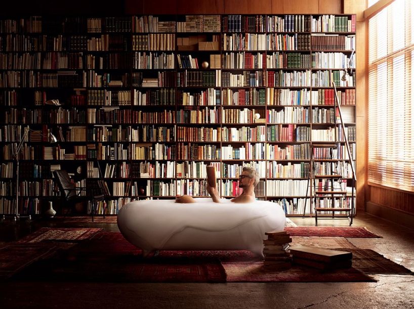 Foam-spa-in-the-bathroom-along-with-an-imposing-shelf-full-of-books