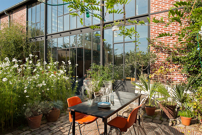 52b234780eb2c-modern_vacation_rentals_paris_france_75331_ext1