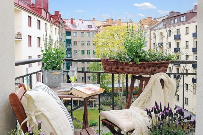 Fabulous-Spring-Balcony-Decor-Ideas-30-1-Kindesign