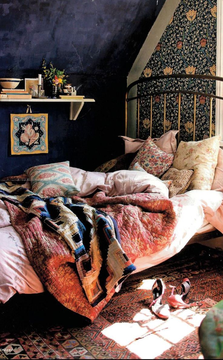 Boho-bedroom-design-with-pillows