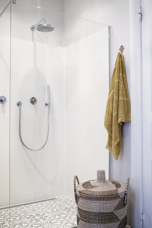 3291122-dusche-und-waeschekorb-1468178960