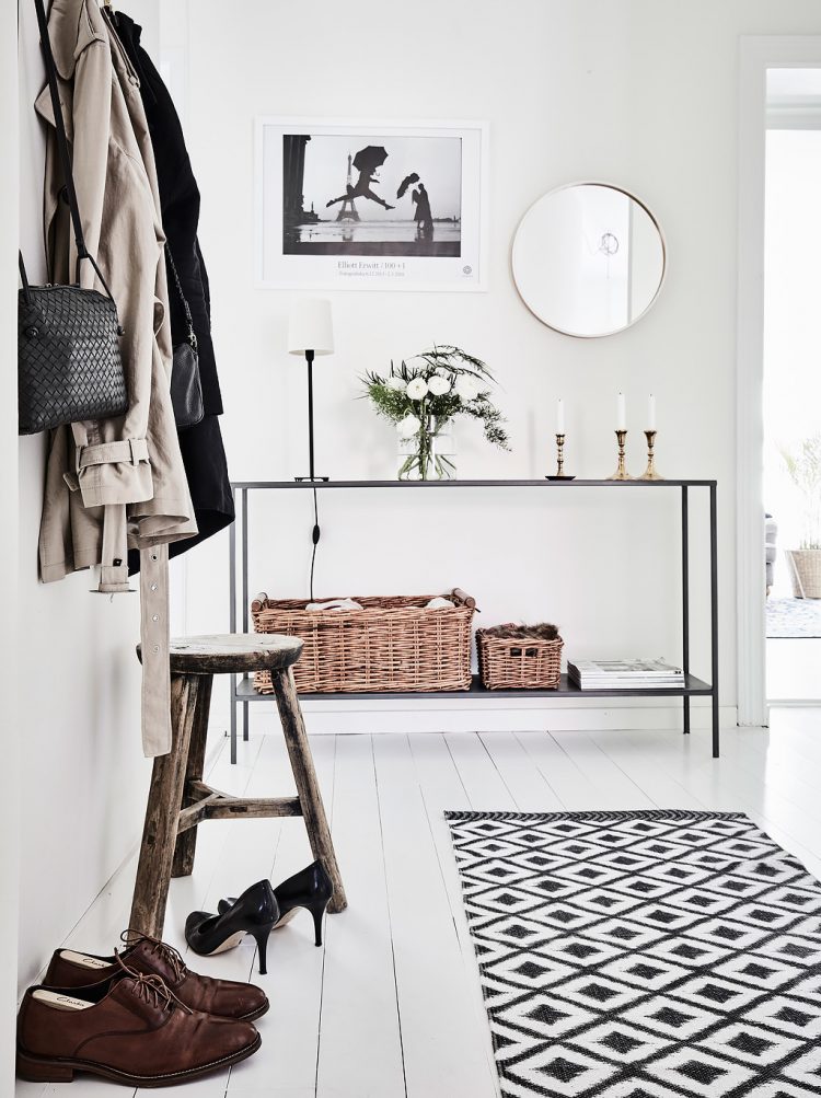 scandinavian-style-is-a-great-idea-to-decorate-an-entryway-750x1003
