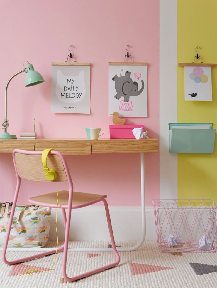 pinkandyellowdeskarea