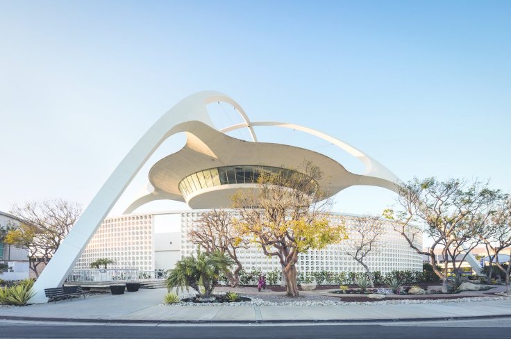 lax-theme-building-209-world-way-westchester-pereira-and-luckmans-1961-design-for-the-los-angeles-international-airport-is-a-space-age-emblem-of-the-city-photography-by-darren-bradley