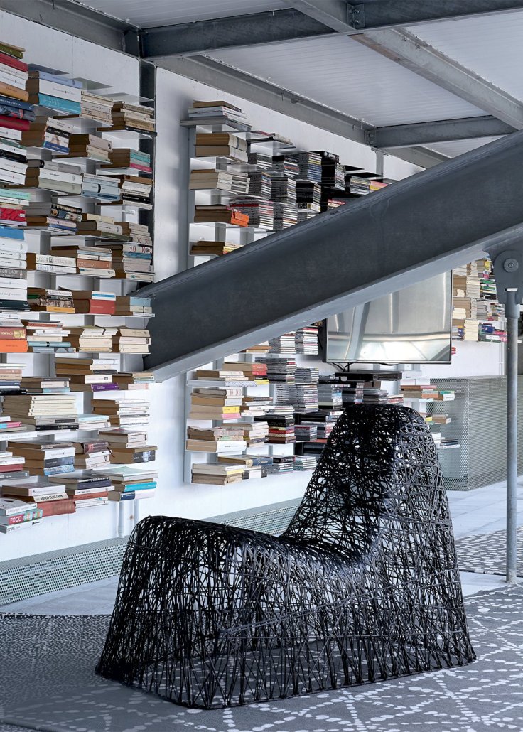 coin_bibliotheque_avec_son_fautueil_carbon_chair_de_bertjan_pot_et_marcel_wanders