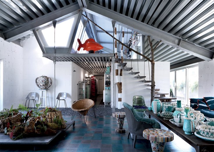 grand_salon_de_paola_navone_avec_une_mezzanine
