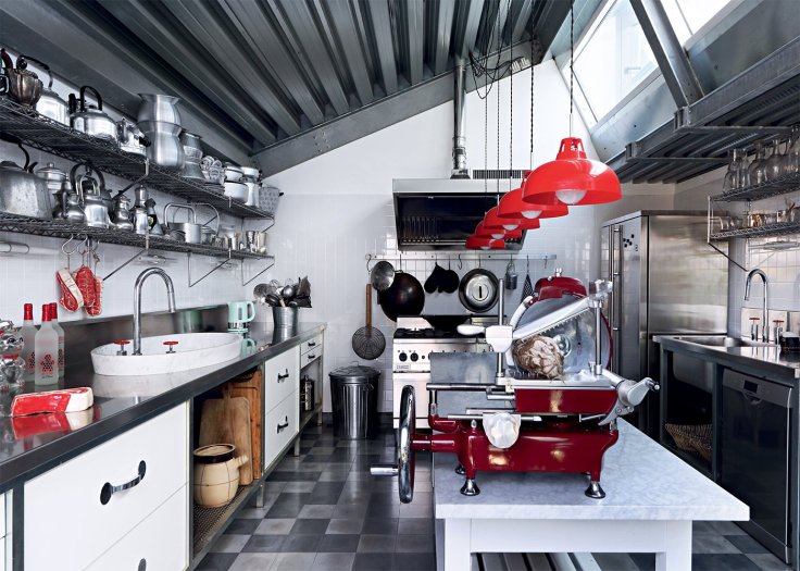 grande_cuisine_design_de_pro_avec_des_touches_rouges