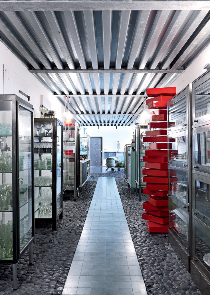 long_et_grand_couloir_avec_plein_de_vitrine_chez_paola_navone
