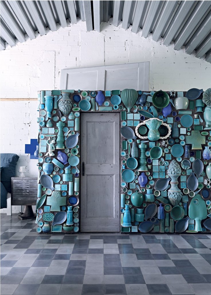 paola_navone_salle_de_bain_avec_mur_en_vaisselles_cassees